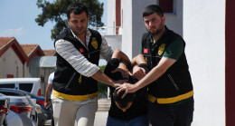 Adana’da silahlı saldırı düzenlenen iş yerinin önünden geçen kadının ensesine isabet eden kurşun nedeniyle hayatını kaybettiği olayın zanlısı İzmir’de yakalandı.