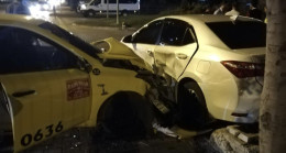 ADANA’DA TAKSİ İLE OTOMOBİLİN ÇARPIŞMASI SONUCU 2 KİŞİ YARALANDI