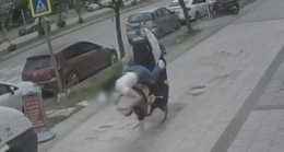 ADANA’DA, TURGUT ÖZAL BULVARINDA İLERLEDİĞİ KALDIRIMIN BOZUK TAŞINA ÇARPAN MOTOSİKLET TAKLA ATTI.. SÜRÜCÜ VE ARKADAŞI YARALANDI