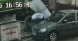 Mersin’de bir apartmanın damından halatla taşınan 500 litrelik boş su deposu, arkadaşıyla sohbet eden kişinin üstüne düştü