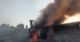 MERSİN’DE ŞARAMPOLE DEVRİLEN TAŞ YÜKLÜ KAMYON YANDI