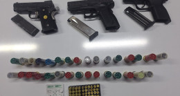 Adana’da, mutfağındaki fırından 3 ruhsatsız tabanca, mermi, kartuş ve uyuşturucu hap çıkan evin sahibi gözaltına alındı.