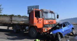 Adana tırla çarpışan otomobildeki 1 kişi öldü, 1 kişi yaralandı