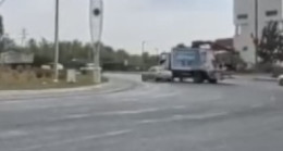 ADANA’DA MAZOT DÖKÜLEN YOLDA ART ARDA ÜÇ KAZA YAŞANDI…!