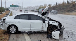 Mersin’de bariyere çarpan otomobildeki 4 kişi yaralandı