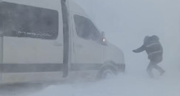 Adana’nın Feke ilçesinde, karda mahsur kalan minibüsteki 12 maden işçisi kurtarıldı.