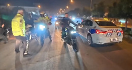 Adana’da yarış için toplanan sürücülere polis baskını kamerada