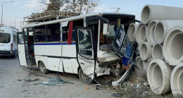 Adana’da otomobil ve midibüsün çarpıştığı kazada 2 kişi yaralandı
