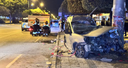 Adana’da tabela direğine çarpan hafif ticari araçtaki 1 kişi öldü, 1 kişi yarakandı