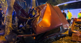 Adana’da ağaca çarpan otomobil İkiye Bölündü 2 kişi öldü, 1 kişi yaralandı