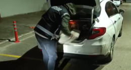 Adana’da otomobilin arka koltuğunun altına gizlenmiş gümrük kaçağı 508 elektronik sigara ele geçirildi, 2 şüpheli gözaltına alındı