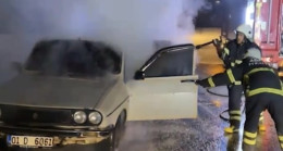 Adana’da park halindeyken yanan otomobil kullanılamaz hale geldi