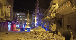 Hatay’da ağır hasarlı binanın yıkımı sırasında yanındaki prefabrik yapı zarar gördü