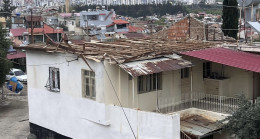 Adana’da şiddetli rüzgarda müstakil evin çatısı uçtu