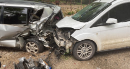 Adana’da cenazeden dönenlerin bulunduğu araç otomobile çarptı, 7 kişi yaralandı