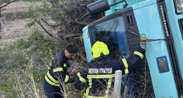 Mersin’in Tarsus ilçesinde devrilen kamyonun sürücüsü yaralandı