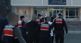 Mersin’de silahla tehdit ettikleri 4 kişiyi gasbettikleri iddiasıyla gözaltına alınan 9 şüpheliden 7’si tutuklandı
