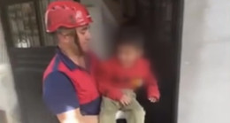 Osmaniye’de evde kilitli kalan çocuğu itfaiye ekibi çıkardı