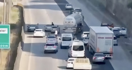 ADANA’DA OTOYOLDA PATLAYAN ARAÇ LASTİĞİNE ÇARPMAMAK İÇİN MANEVRA YAPAN ÇOK SAYIDA ARAÇ KAZAYA KARIŞTI