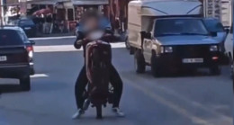 MERSİN’DE ÖN TEKERİNİ KALDIRARAK TEHLİKELİ MOTOSİKLET SÜREN KİŞİYE 41 BİN LİRA CEZA KESİLDİ