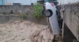 OSMANİYE’DE SAĞANAK NEDENİYLE BÜLBÜL DERESİ TAŞTI 7 OTOMOBİL DERE YATAĞINA SÜRÜKLENDİ