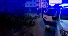 Adana’da polisin “dur” ihtarına uymayan motosikletteki 2 kişi kaza yaparak yaralandı