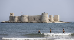 MERSİN KIZKALESİ’NDE GÜNEŞLİ HAVAYI FIRSAT BİLENLER DENİZE GİRDİ