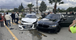 Hatay’da 2 otomobilin çarpıştığı kazada 5 kişi yaralandı