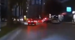 ADANA’DA OTOMOBİLİYLE MAKAS ATMAYA ÇALIŞIRKEN KAZAYA NEDEN OLAN SÜRÜCÜ EHLİYETSİZ ÇIKTI..!