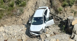 Feke’de uçuruma yuvarlanan otomobildeki 2 kişi yaralandı