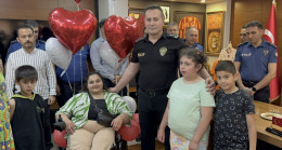 Adana’da tekerlekli sandalyesi kırılan kadına polislerden destek