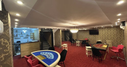 ADANA’DA ŞOK BASKIN: İNŞAAT MALZEMESİ DÜKKANINDA KUMARHANE VE CEPHANELİK ÇIKTI!