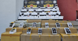 Adana’da gümrük kaçağı 2 bin 100 cep telefonu ile 12 bin güneş gözlüğü ele geçirilen iş yerindeki şüpheli gözaltına alındı