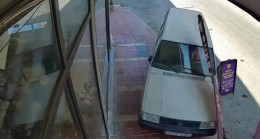 Mersin’de otomobilin iş yerine çarpma anı güvenlik kamerasına yansıdı