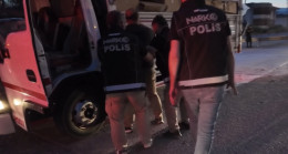 MERSİN’DE REKOR OPERASYON: DRON DESTEKLİ TAKİPTE KAMYONETTEN 332 BİN SENTETİK ECZA HAPI ELE GEÇİRİLDİ!