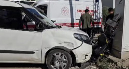 Adana’da kamyonet ile telefon hat dağıtım kutusu arasında sıkışan motosiklet sürücüsü yaralandı