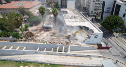 Mersin’de kullanım ömrünü tamamlayan öğretmenevi binası kontrollü yıkıldı