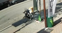 Adana’da iş yerinin önündeki bisikletin çalınması kamerada