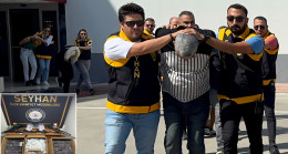 ADANA’DA OTOPARKA SİLAHLI SALDIRI GİRİŞİMİ GÜVENLİK KAMERASINDA