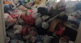 ADANA’DA VATANDAŞLARIN ŞİKAYETTE BULUNDUĞU EVDEN İKİ KAMYON ÇÖP ÇIKTI!