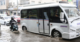 ADANA’DA SAĞANAK NEDENİYLE BAZI CADDE VE SOKAKLARDA SU BİRİKİNTİLERİ OLUŞTU
