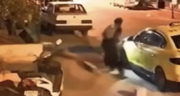 MERSİN’DE KIYAFETLE YÜZÜNÜ KAPATAN BİR KİŞİ İŞ YERİNİ KURŞUNLAYIP PATEN SÜREREK KAÇMASI GÜVENLİK KAMERASINDA