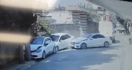 Adana’da otomobilin park halindeki araçlara çarpması güvenlik kamerasında, 3 araçta hasar meydana geldi