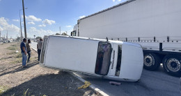 ADANA’DA E5 KARAYOLUN’DA KAZA: OTOMOBİL REFÜJE DEVRİLDİ