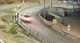 Mersin’de bariyere çarpan pikabın sürücüsü hayatını kaybetti