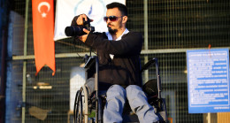 “HİÇBİR ŞEY ENGEL DEĞİL”: FIRAT CEMİL AYALP FOTOĞRAF AŞKIYLA ADANA’DA TARİHE İZ BIRAKIYOR