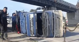 Adana Ceyhan Yolunda Damperi Açık Tır Köprüye Çarptı: Sürücü Yaralandı