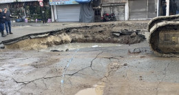 Adana’nın merkez Seyhan ilçesinde su borusunun patladığı caddede çukur oluştu