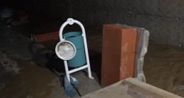 Adana’da sağanak hayatı olumsuz etkiledi Merkez Sarıçam ilçesinde bir siteyi su bastı. Yağışın etkisiyle sitenin istinat duvarı da çöktü