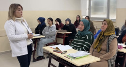 Gaziantepli 65 yaşındaki Zeliha teyze İngilizce öğrenme azmiyle örnek oluyor